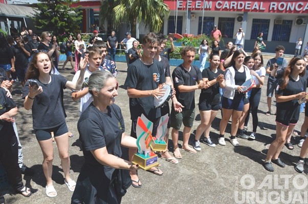 Bandas da Escola Cardeal Roncalli conquistam cinco títulos de campeãs e três de vice-campeãs em SC