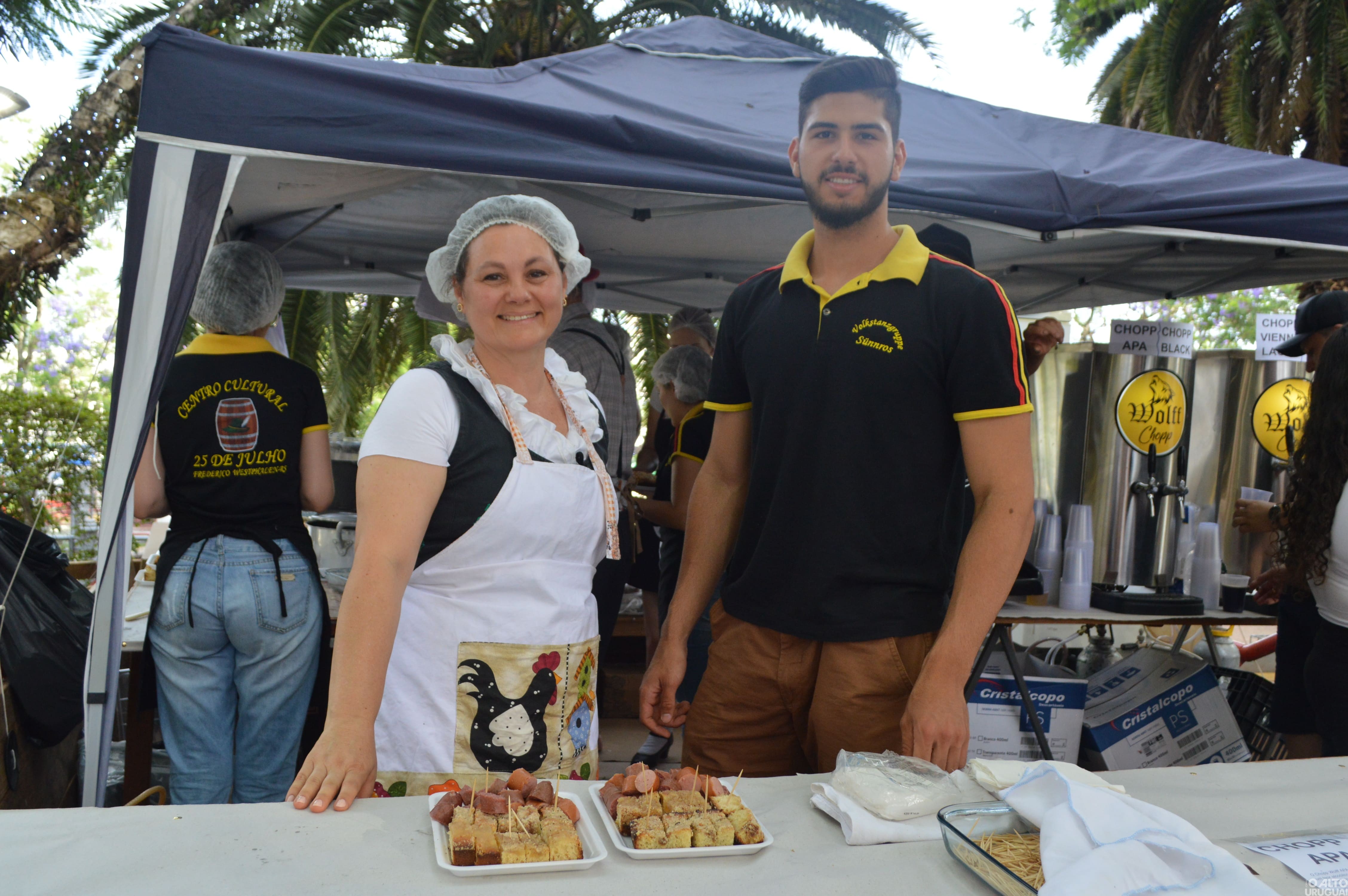 Biergarten diverte público no Frederico em Luz