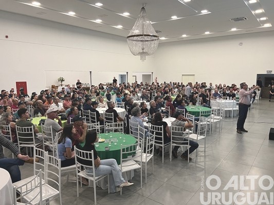Cotrifred reúne mais de 300 produtores em FW para debater sobre bovinocultura de leite