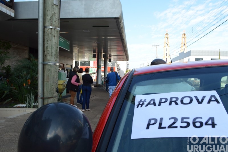 Profissionais de enfermagem promovem carreata