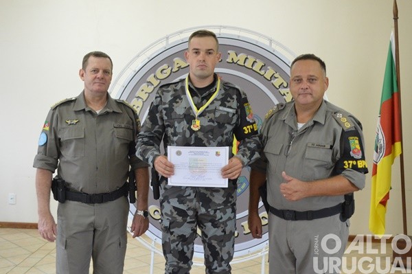 Autoridades são homenageadas pelo 37º BPM