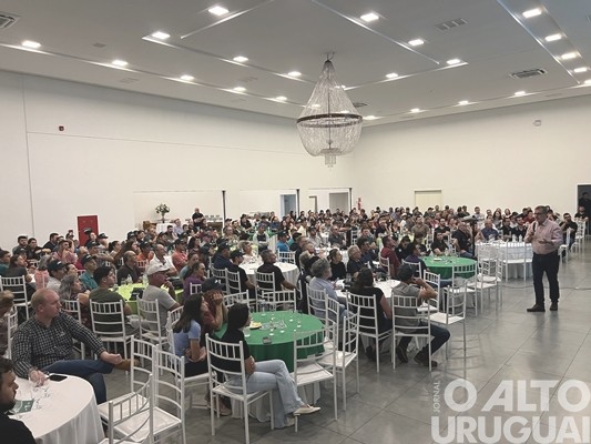 Cotrifred reúne mais de 300 produtores em FW para debater sobre bovinocultura de leite