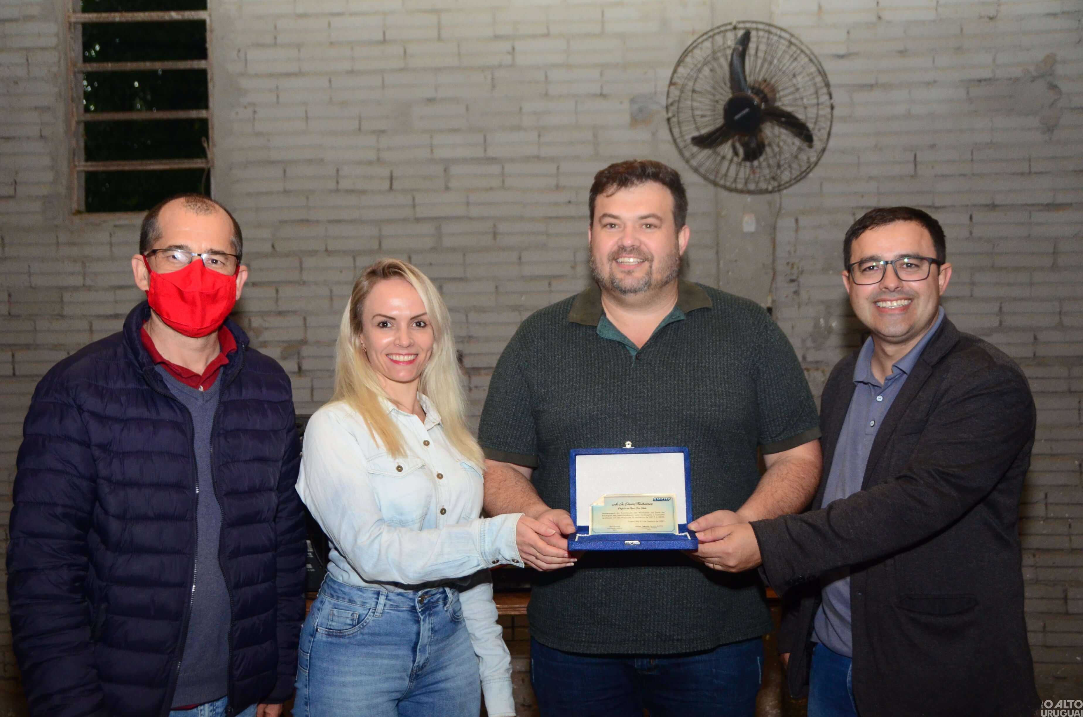 Gestores municipais recebem homenagem da Amzop
