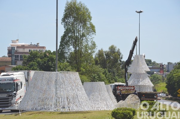 Inicia a instalação dos enfeites do Frederico em Luz