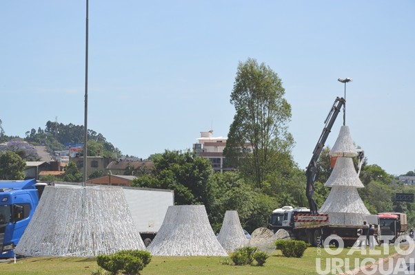 Inicia a instalação dos enfeites do Frederico em Luz