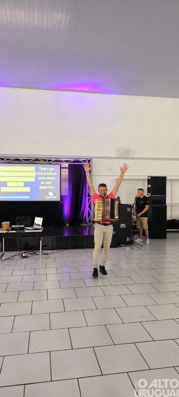 Mulheres lotam salão paroquial de Planalto