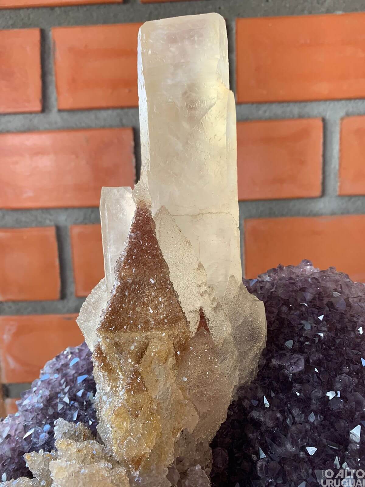 Pedra no formato de Nossa Senhora Aparecida é exposta para turistas