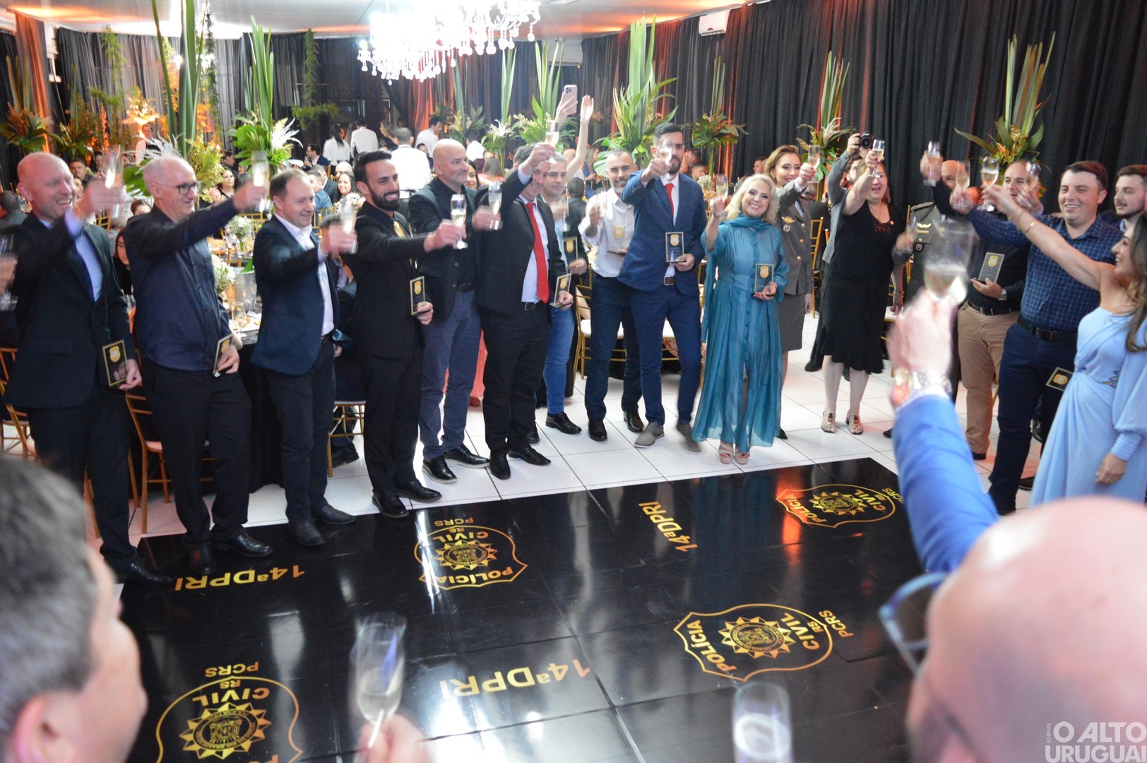 Baile Golden Night homenageia parceiros da Polícia Civil