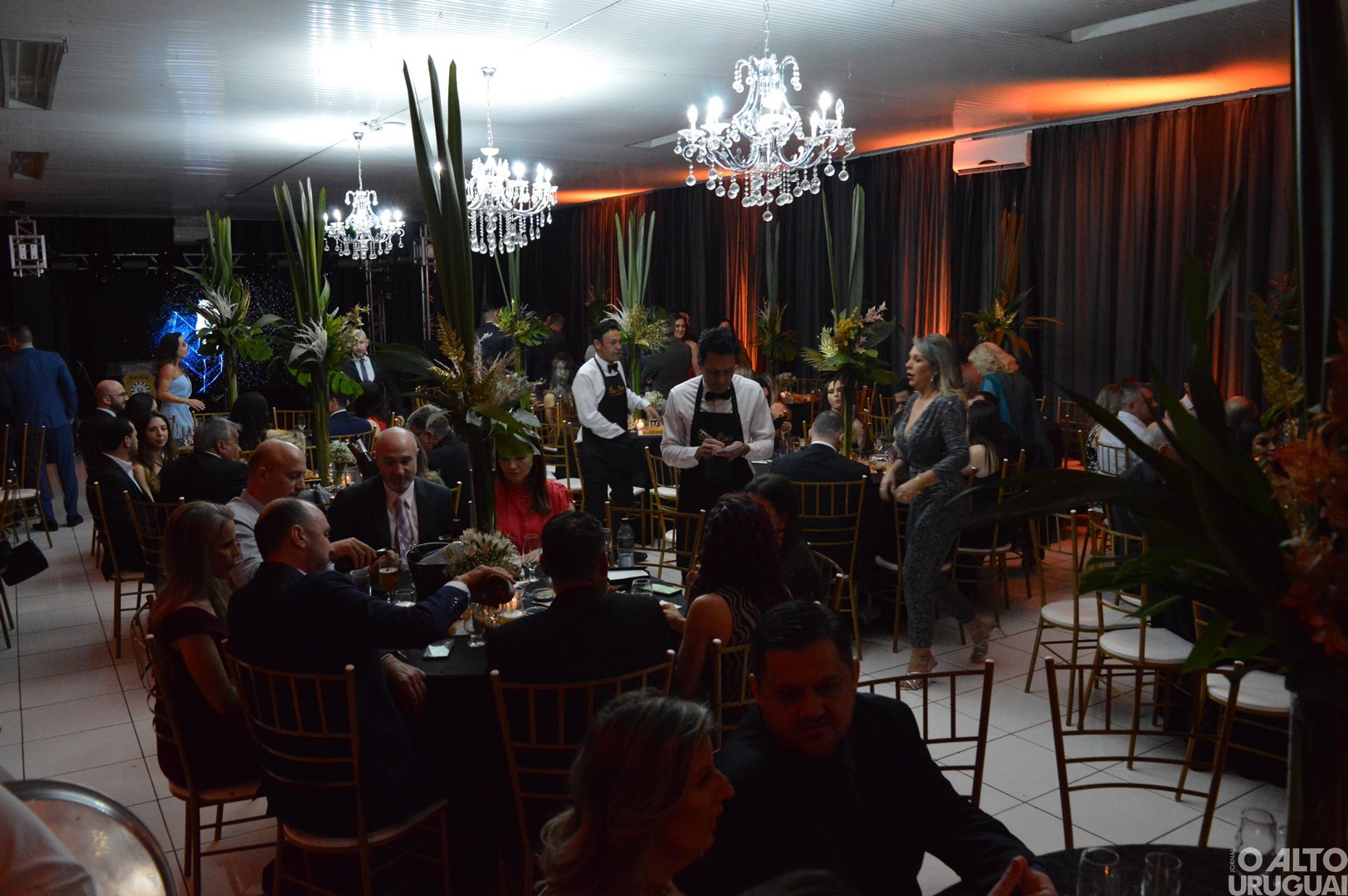 Baile Golden Night homenageia parceiros da Polícia Civil