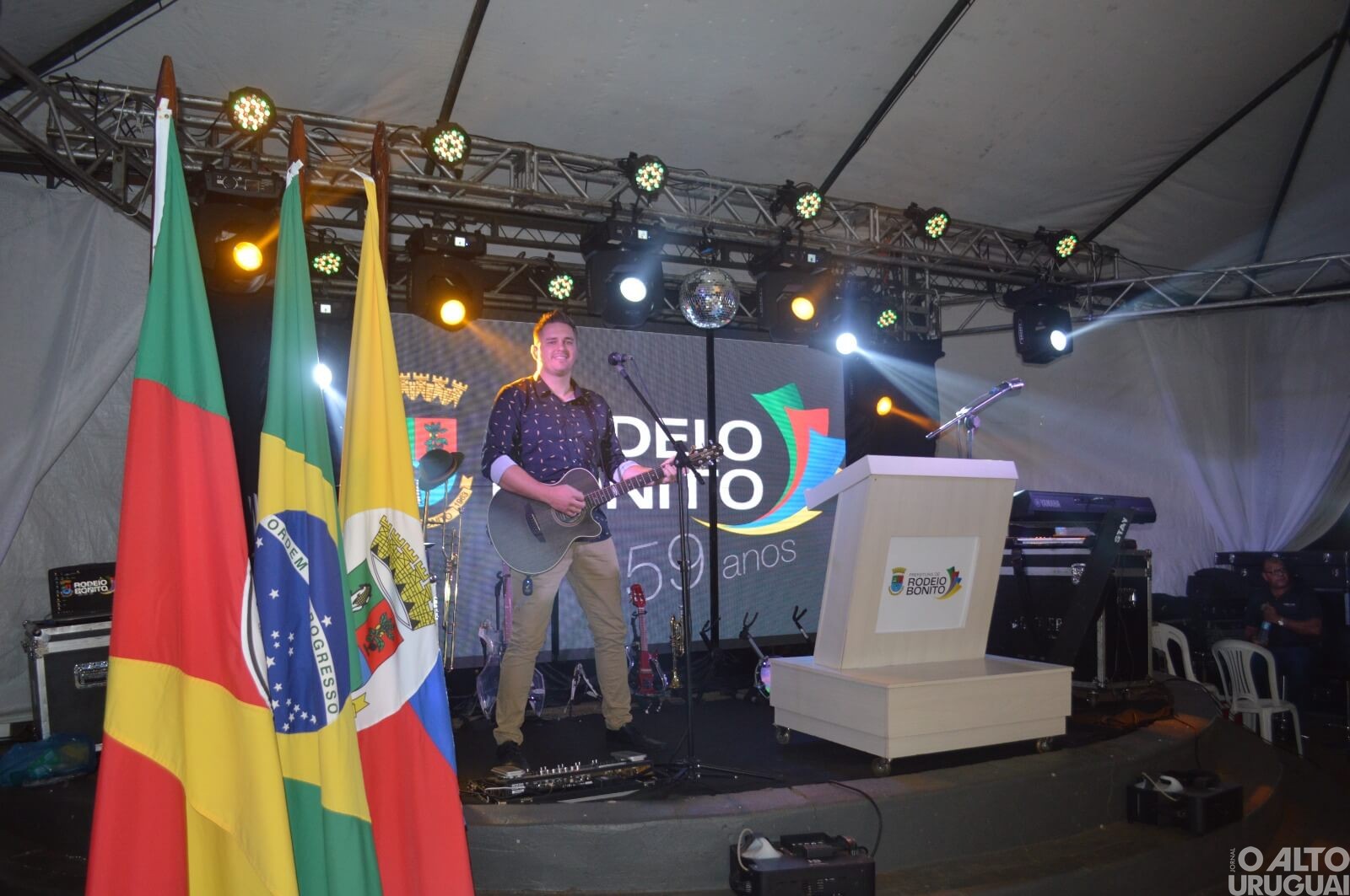 Rodeio Bonito: corte de bolo de 100 kg marca aniversário do município