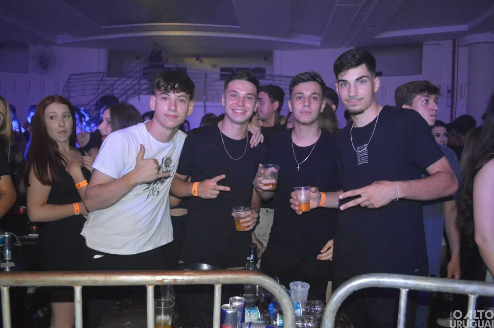 Show de MC Don Juan anima público em FW