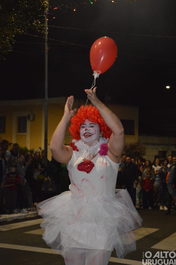 Desfile de rua do Carnaval Regional de Iraí reúne grande público