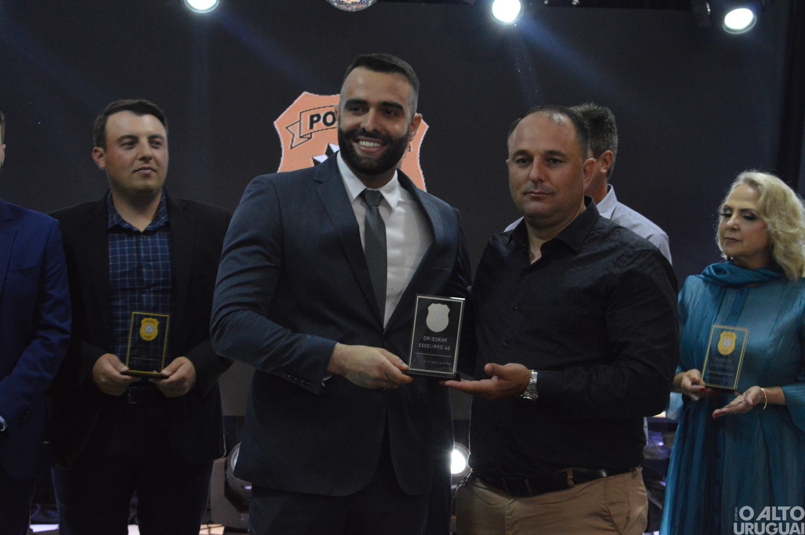 Baile Golden Night homenageia parceiros da Polícia Civil