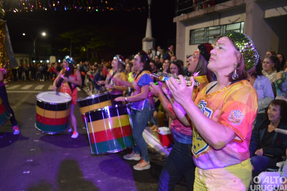 Desfile de rua do Carnaval Regional de Iraí reúne grande público
