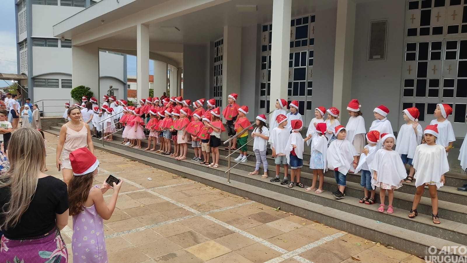 Planalto: chegada do Papai Noel e apresentações das escolas marcam Natal na Praça