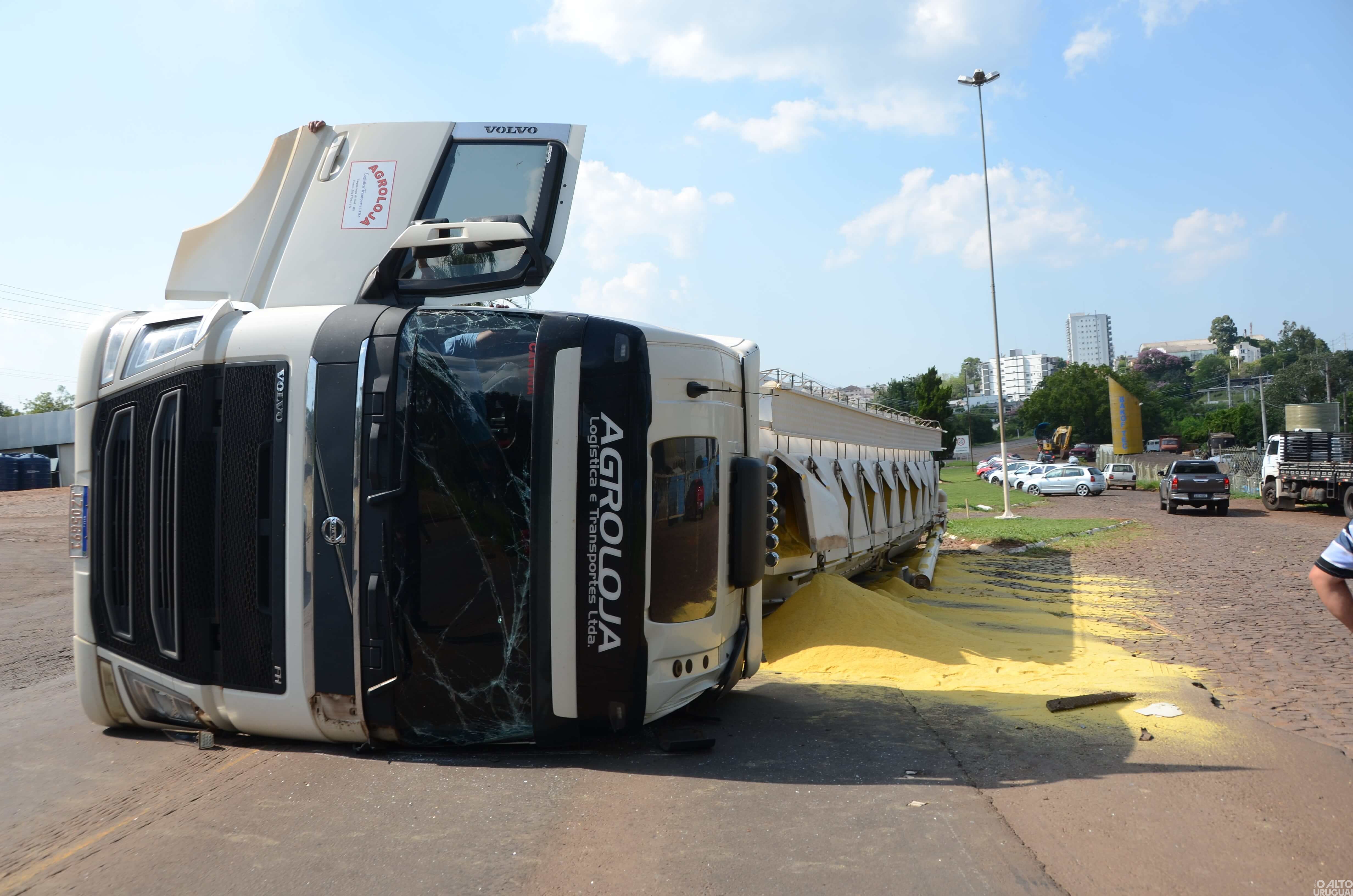 Caminhão carregado tomba na BR-386, em FW