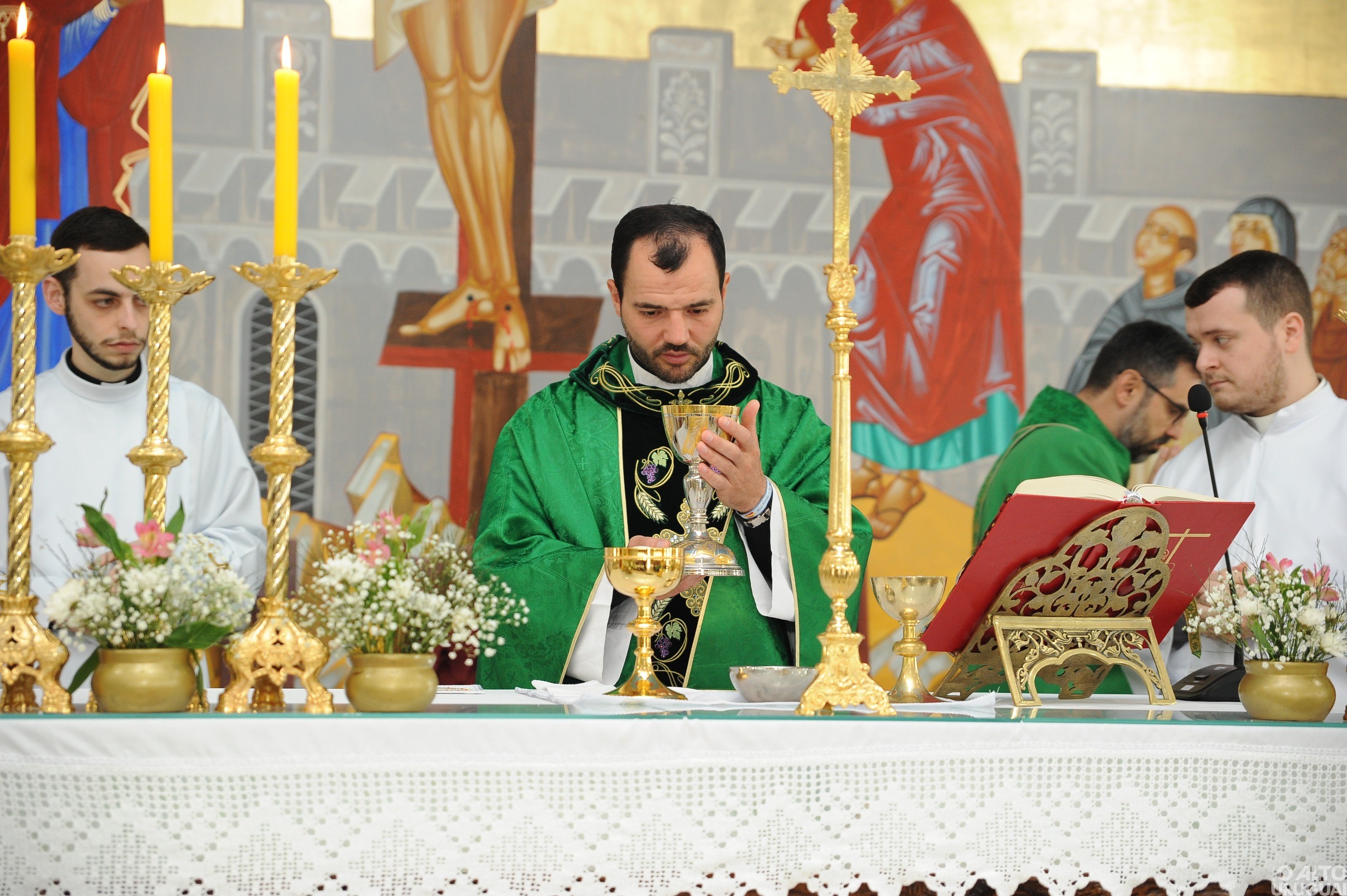 Fiéis participam da primeira missa de Gustavo Balestrin em FW