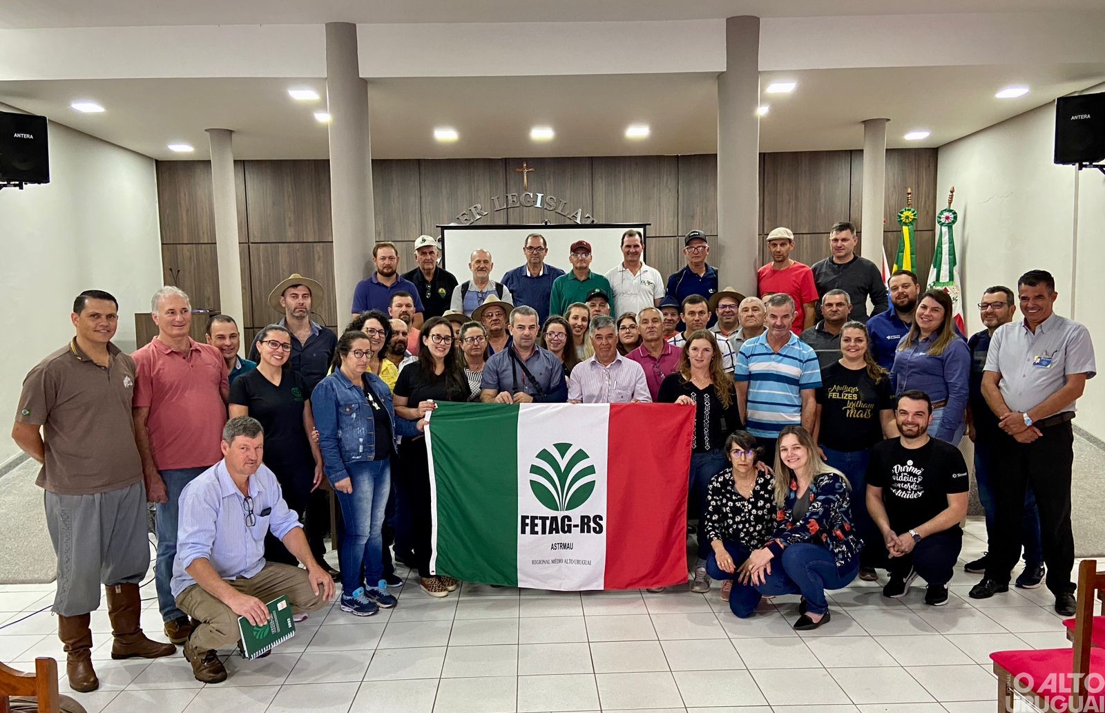 Representantes do STR regional conhecem produção de morangos mineira