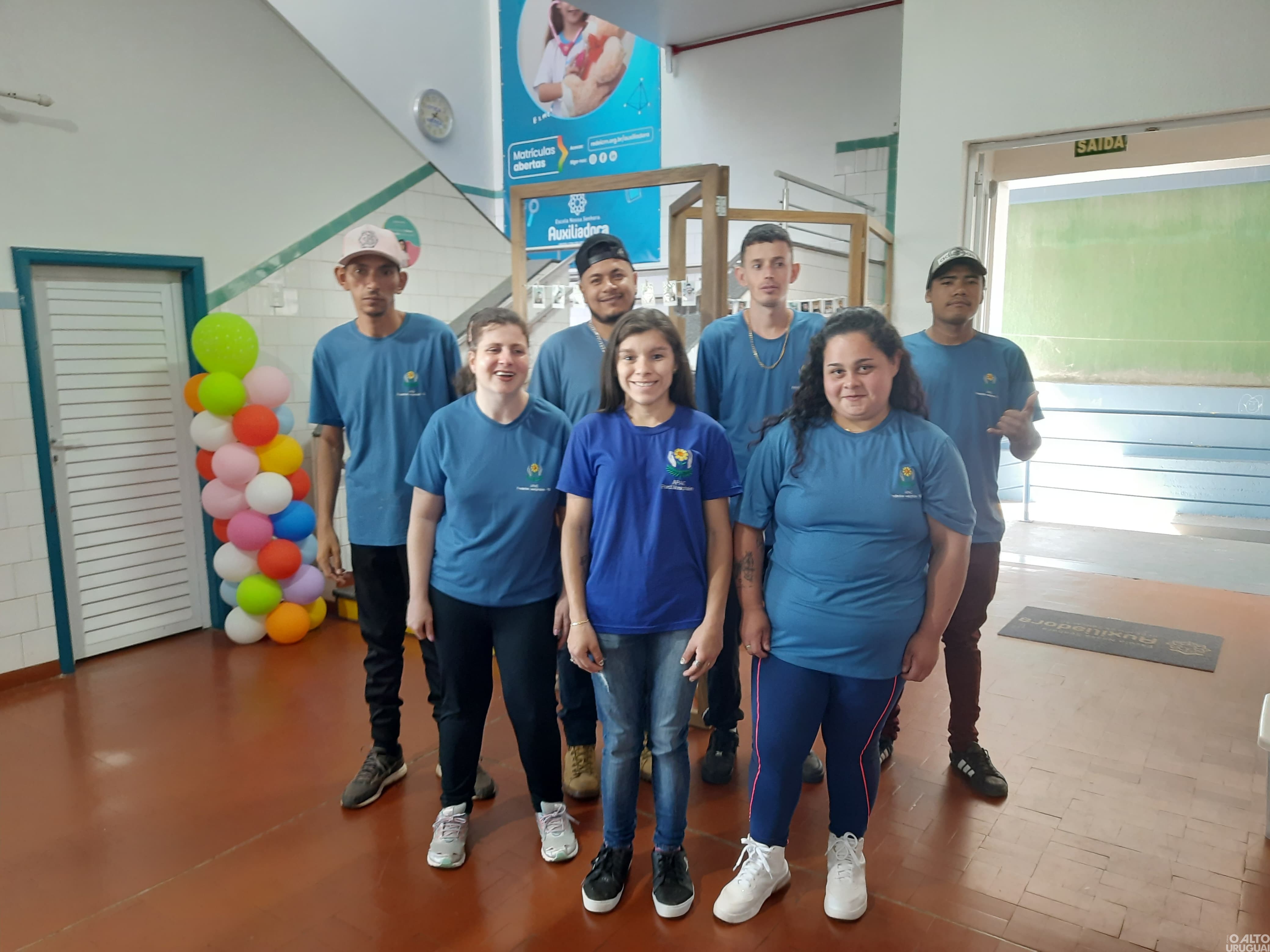 Alunos da Apae-FW transformam a fotografia em arte e conexão