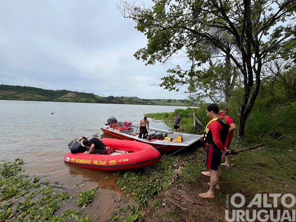 Corpo de Bombeiros de FW recebe novo barco para operações