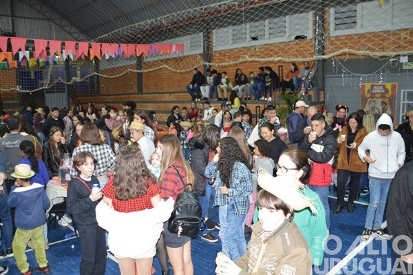 Festa Junina da Escola Irmã Odila Lehnen reúne comunidade em noite de alegria e tradição