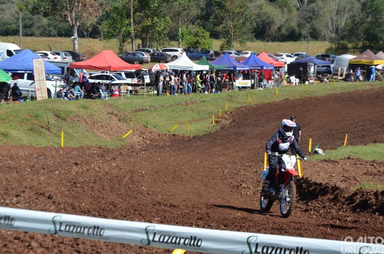 Pilotos do RS e SC disputam provas de velocross em Taquaruçu do Sul