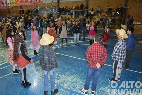 Festa Junina da Escola Irmã Odila Lehnen reúne comunidade em noite de alegria e tradição