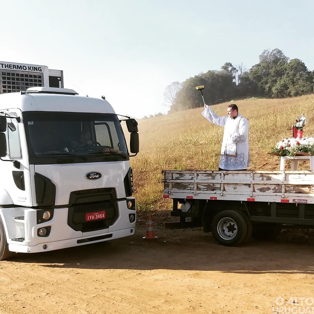Paróquia de Rodeio Bonito homenageia agricultores e motoristas