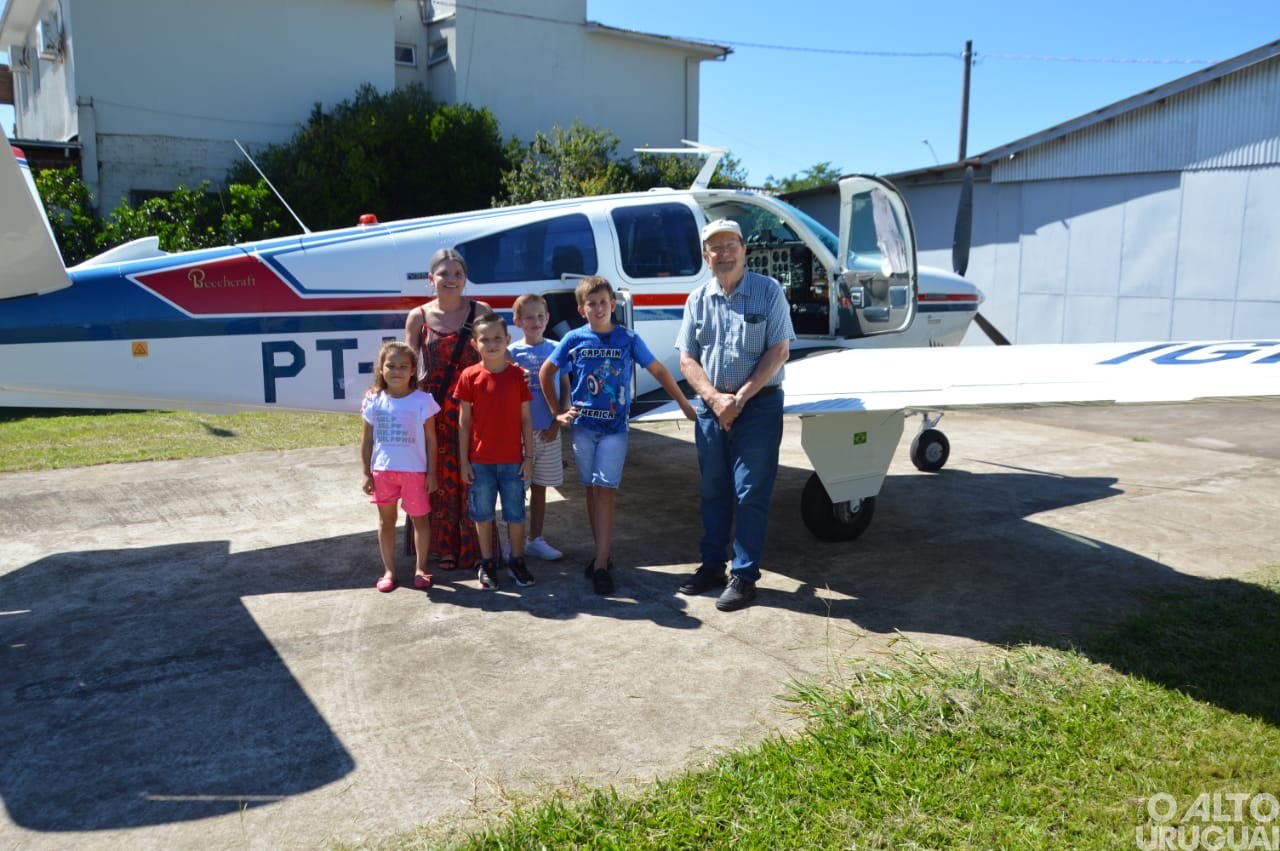 Integrantes do Aeroclube de FW realizam ação de Natal com voos panorâmicos