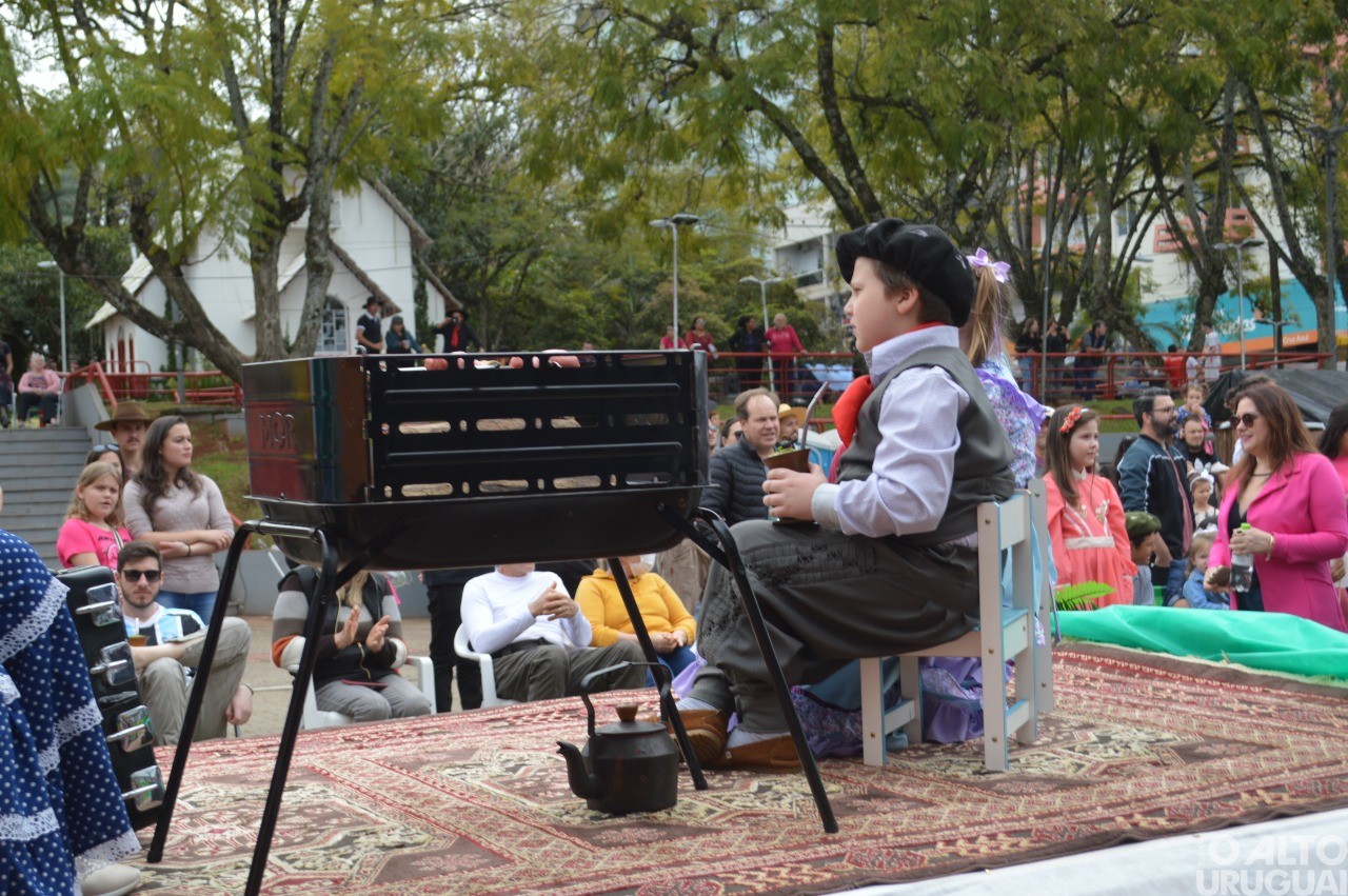 Desfile Farroupilha encerra festejos de FW