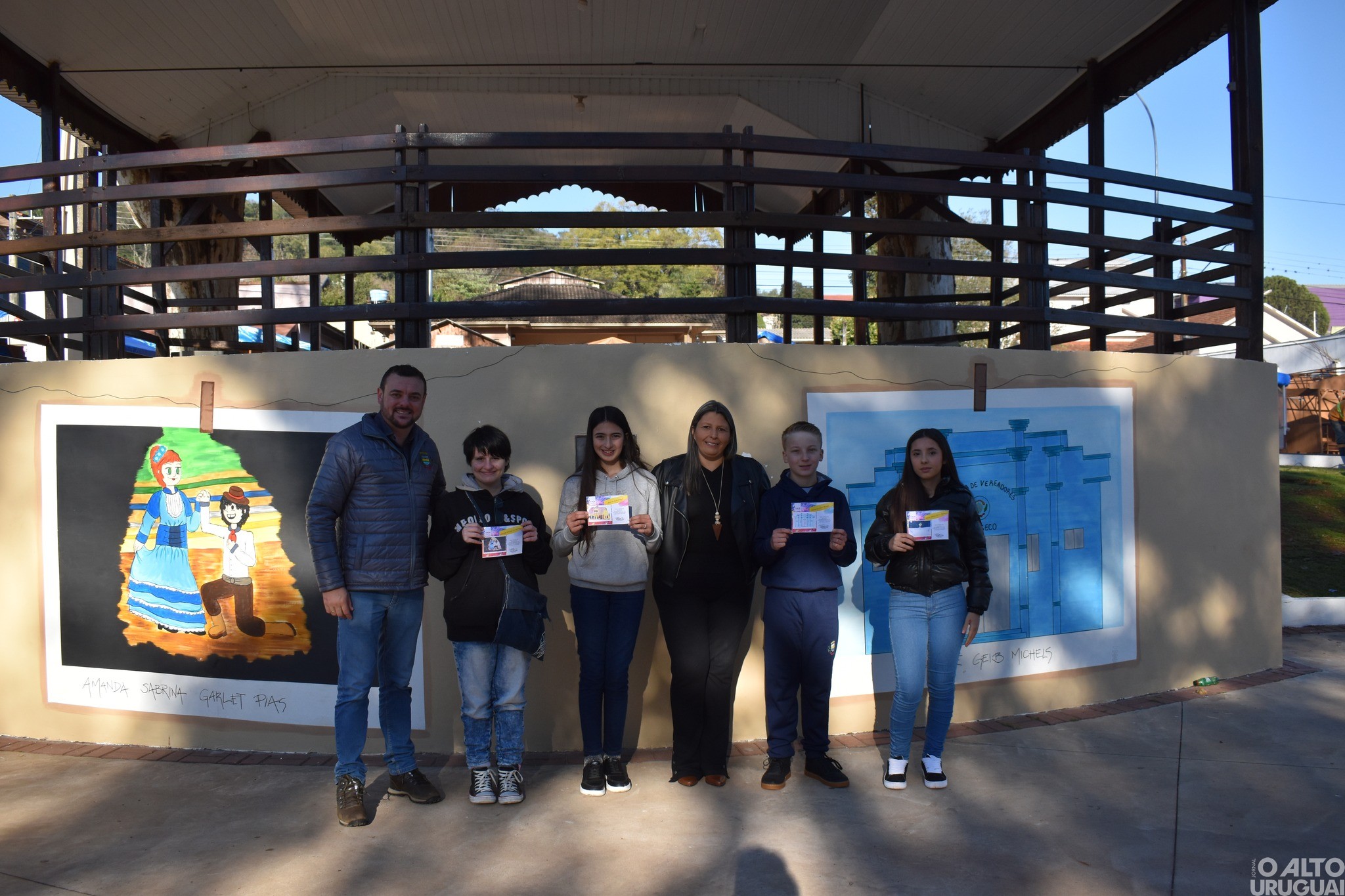 Prefeitura de Erval Seco entrega vales-compras a alunos vencedores de concurso de desenhos