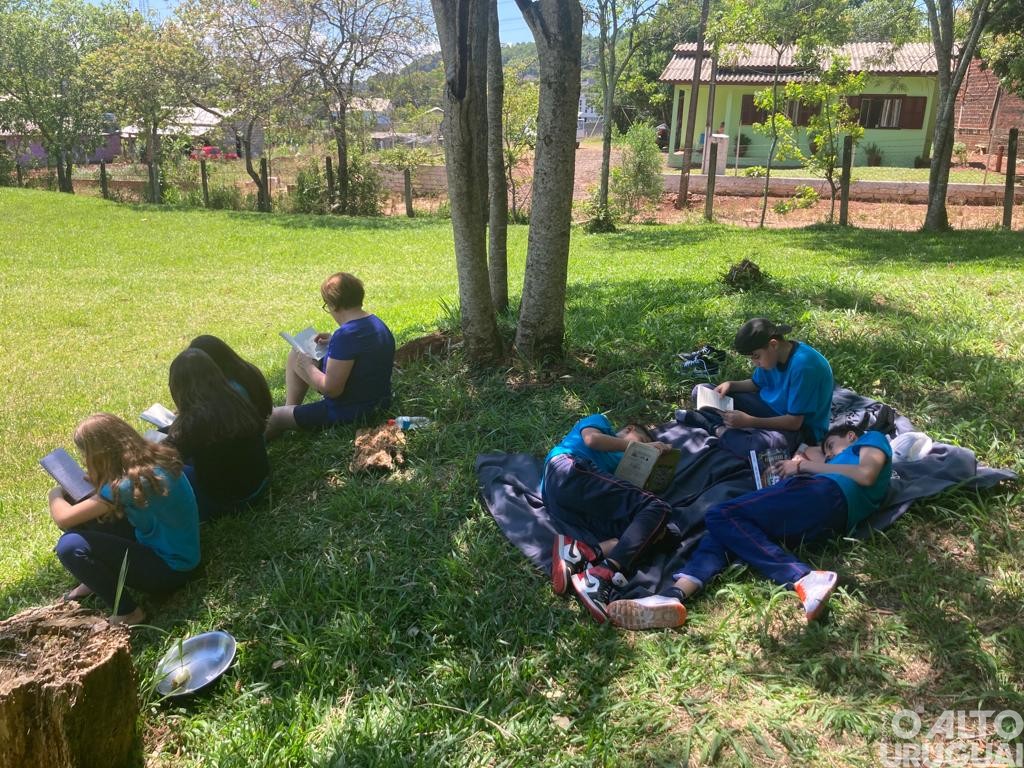 Escola Mathias Balduíno Huppes de Cristal do Sul reinaugura biblioteca