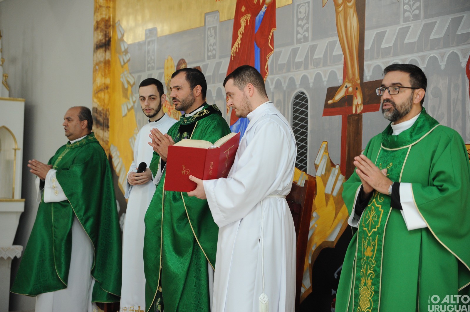 Fiéis participam da primeira missa de Gustavo Balestrin em FW