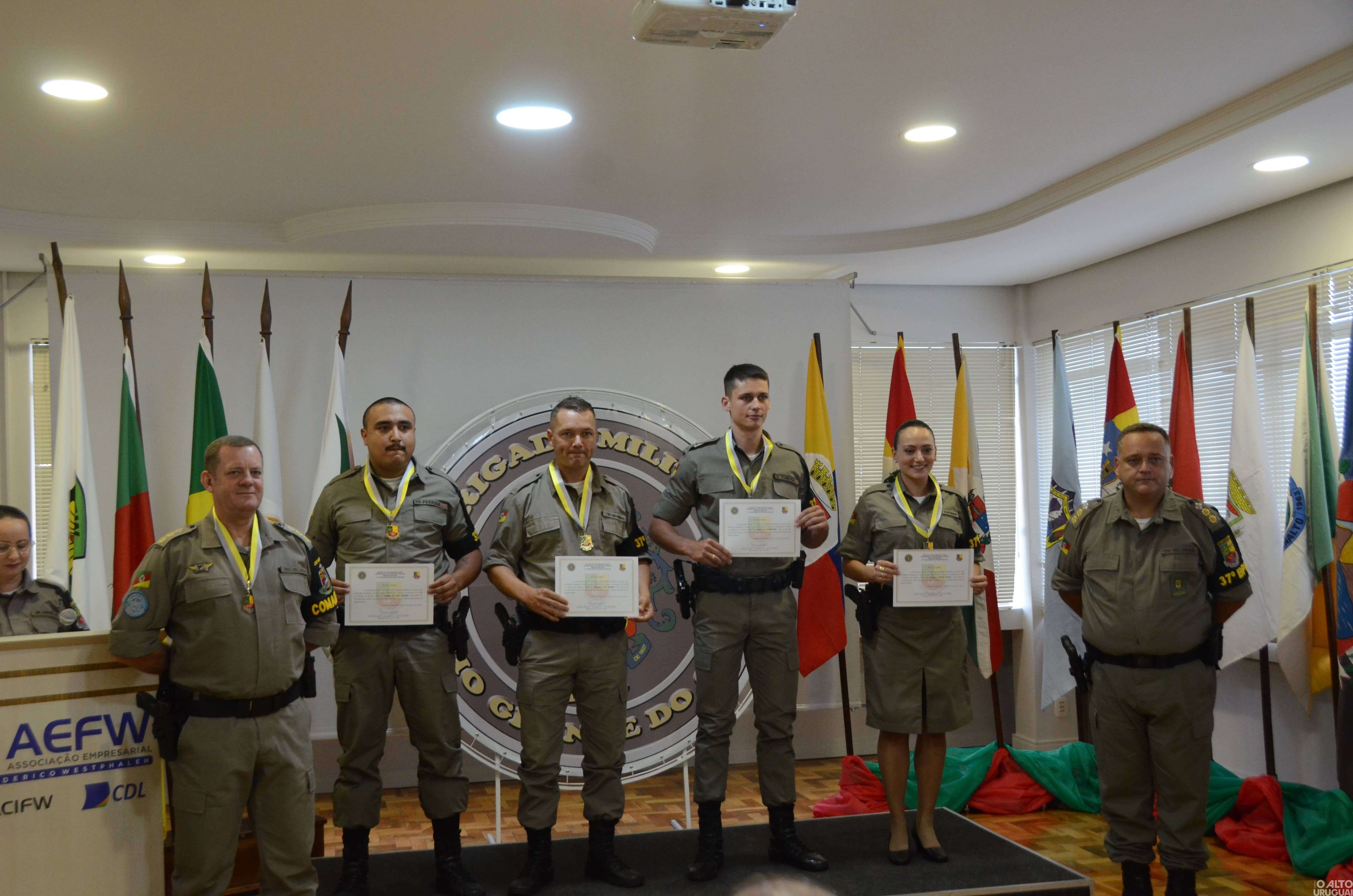 37º BPM realiza cerimônia de entrega de comendas