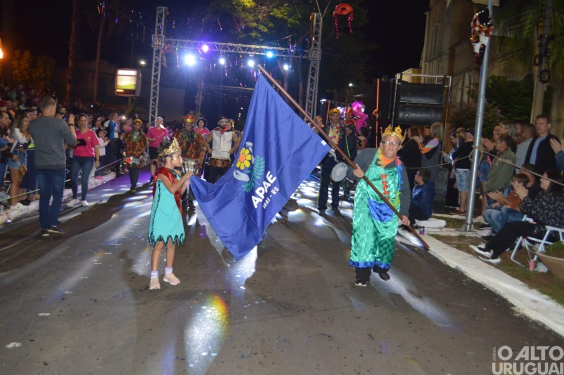 Desfile de rua do Carnaval Regional de Iraí reúne grande público