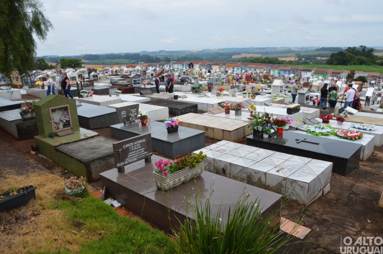 Centenas de pessoas homenageiam entes falecidos neste Dia de Finados