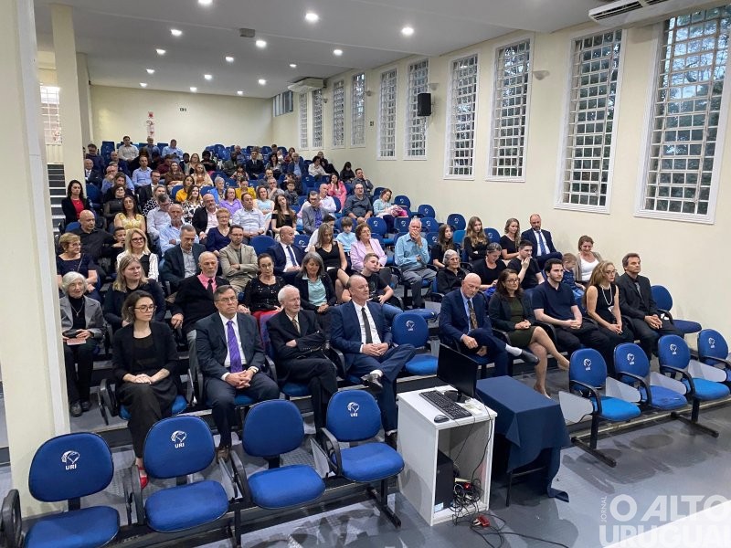 Diretora da URI/FW toma posse como presidente da Academia Frederiquense de Letras