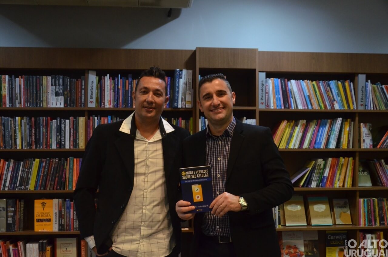 Professor Roberto Franciscatto lança livro pela Vitrola Editora