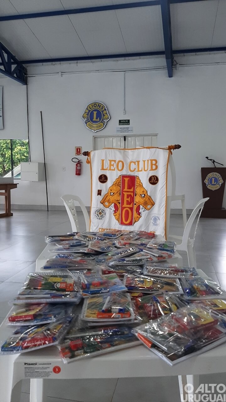 LEO Clube FW faz doação para escola da linha 21 de Abril