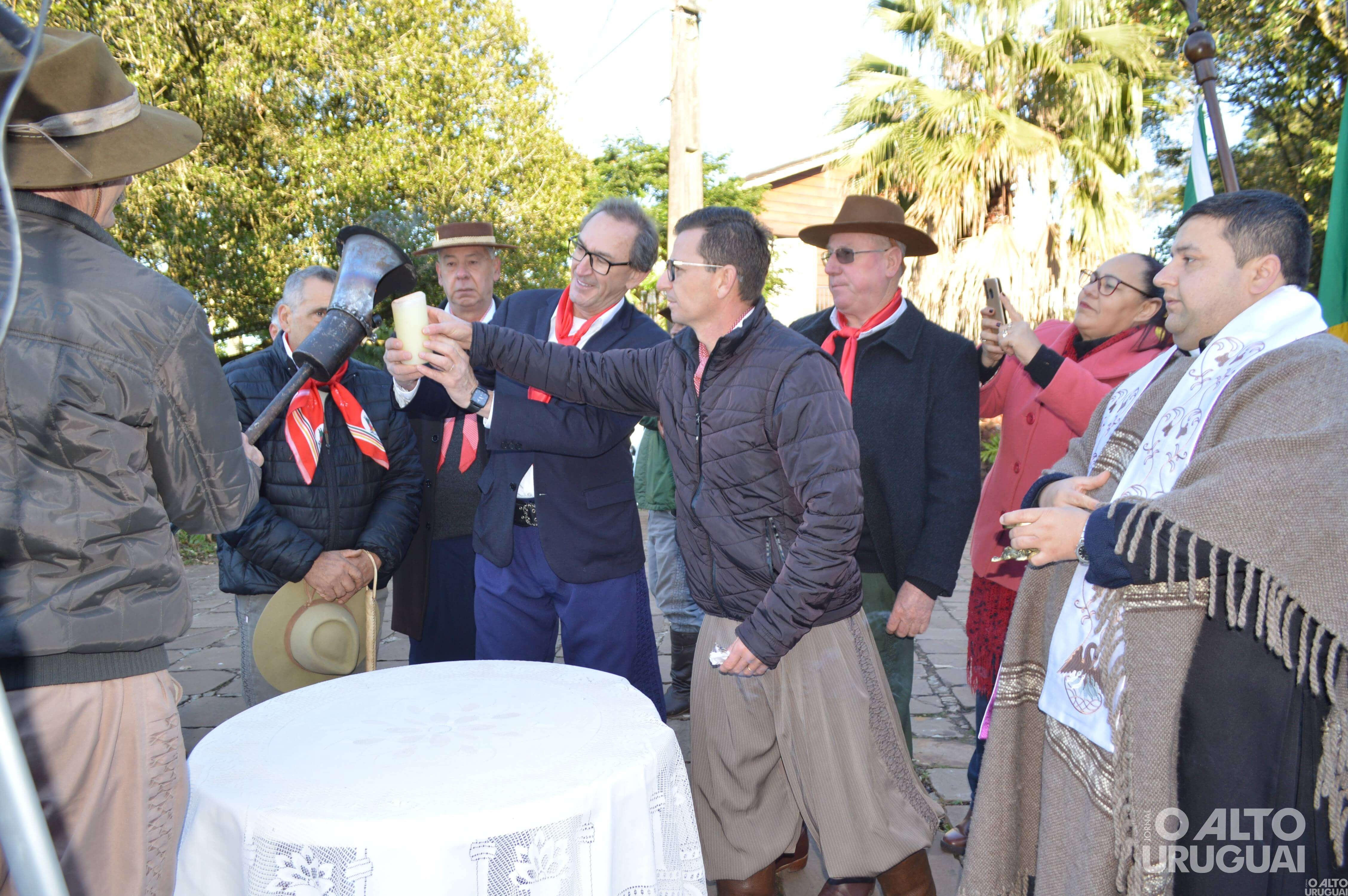 Cavalarianos de FW iniciam trajeto até Farroupilha com a Chama Crioula