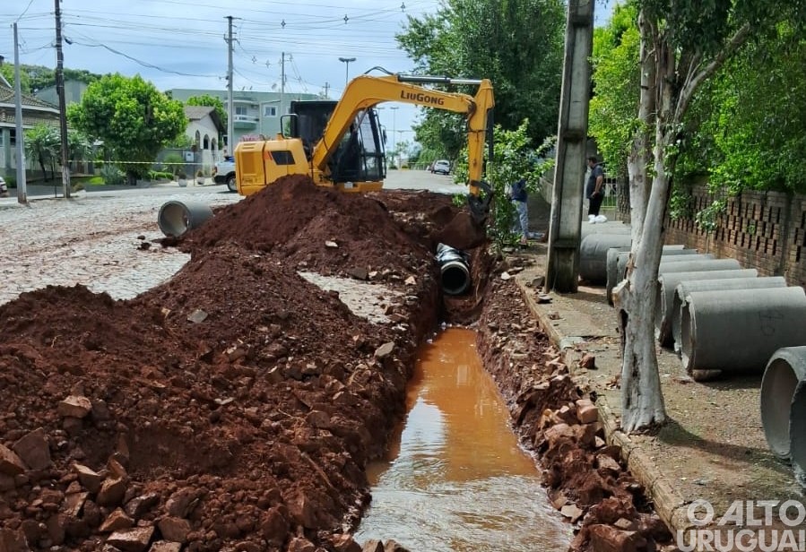 Corsan conserta rede rompida por terceiros em Rodeio Bonito