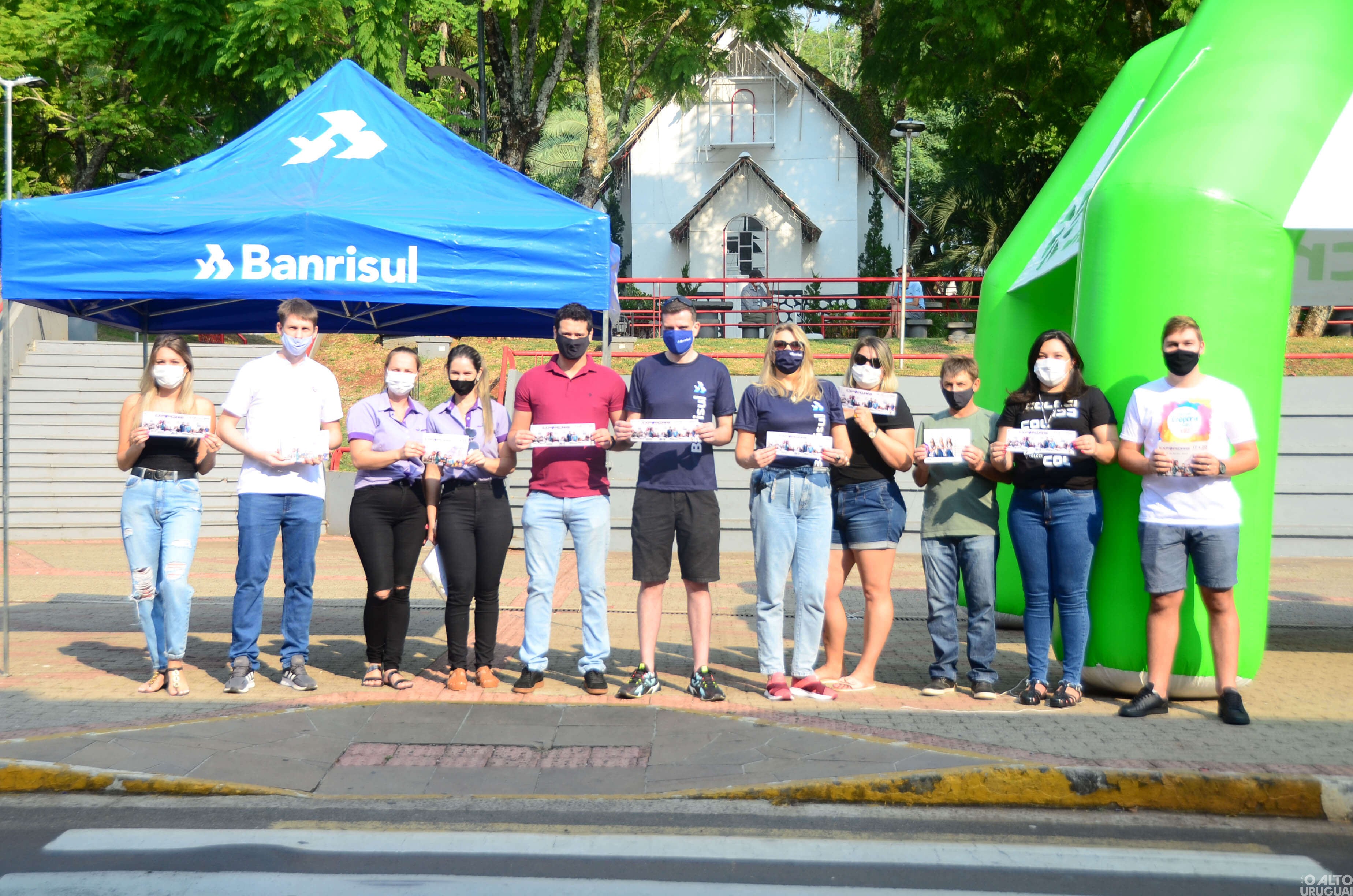 Organização da Expopedras realiza adesivaço em FW