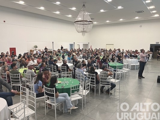 Cotrifred reúne mais de 300 produtores em FW para debater sobre bovinocultura de leite