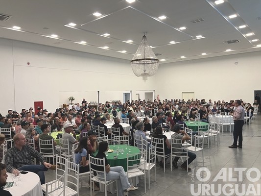 Cotrifred reúne mais de 300 produtores em FW para debater sobre bovinocultura de leite