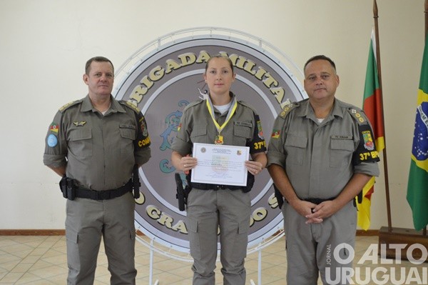 Autoridades são homenageadas pelo 37º BPM