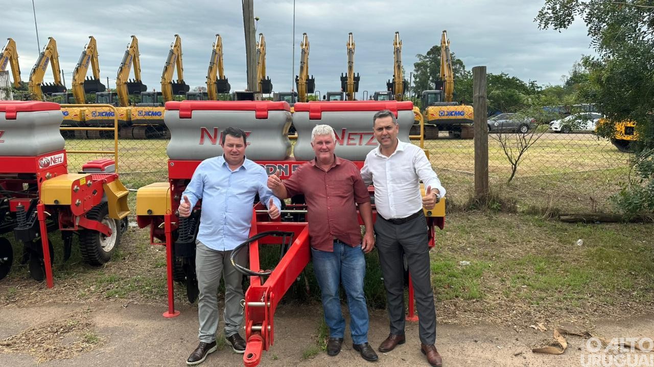 Prefeito Daniel Coelho dos Santos recebe maquinário para o município