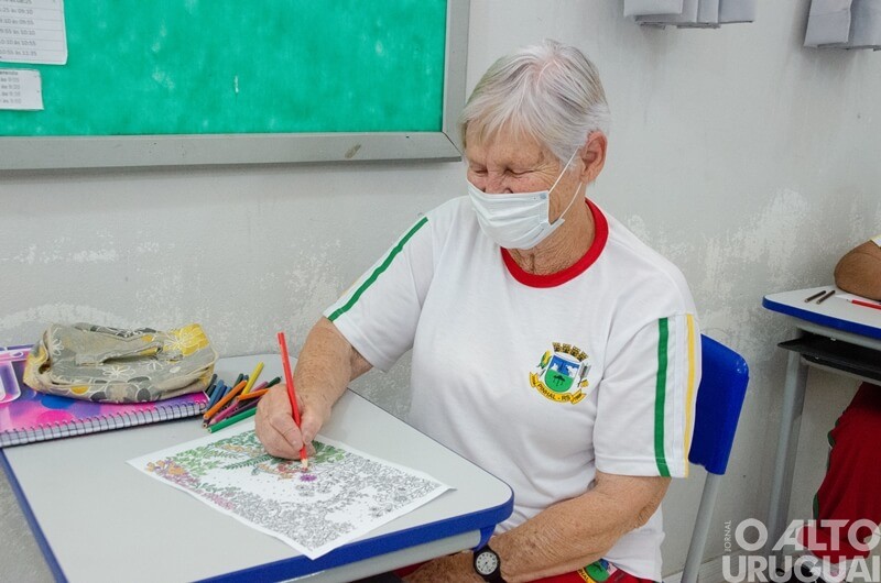 Pinhal: aluna de 86 anos dá exemplo de superação