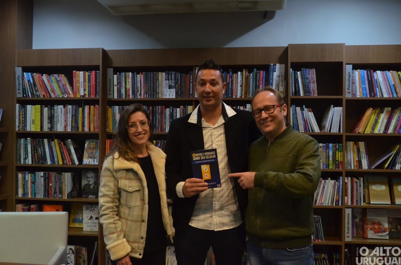 Professor Roberto Franciscatto lança livro pela Vitrola Editora