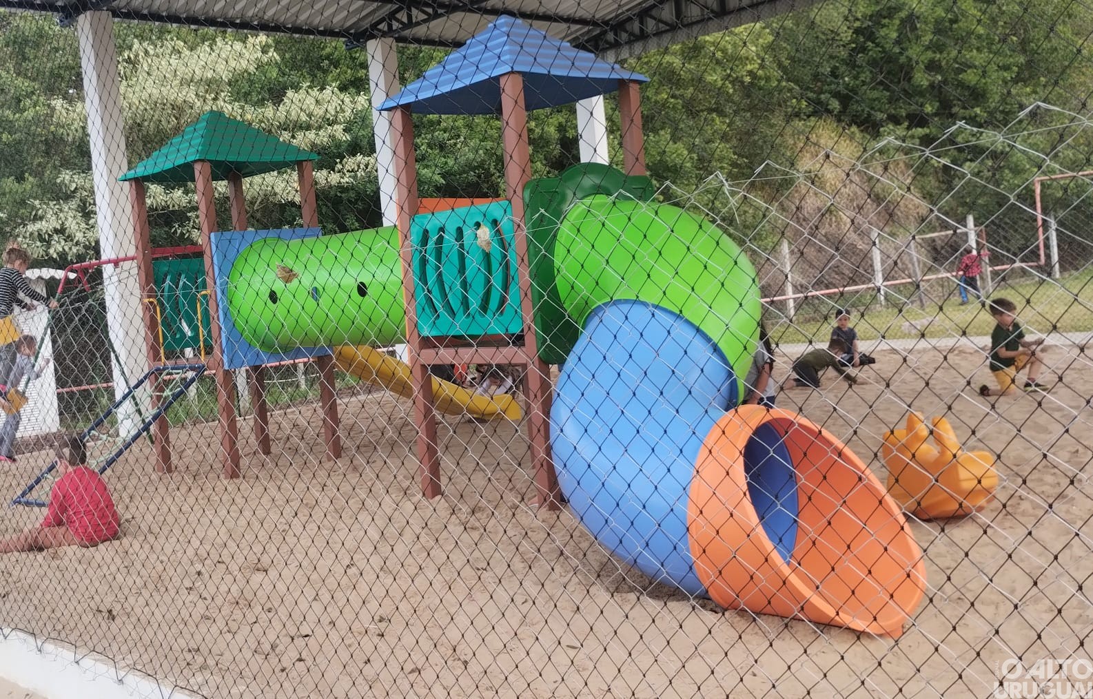 Escolas municipais de Cristal do Sul recebem novos brinquedos