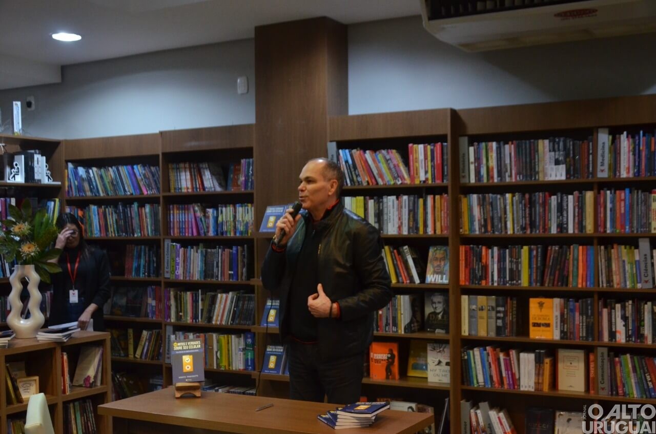 Professor Roberto Franciscatto lança livro pela Vitrola Editora